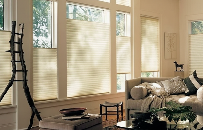 Специалист компании Мир Карнизов